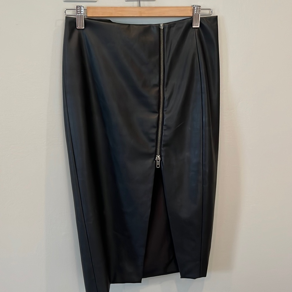 Tildon Size 4 Vegan Leather Black Knee Length Skirt